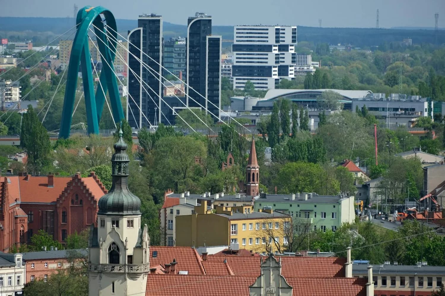 Panorama von Breslau mit moderner Bogenbrücke, Hochhäusern und historischen Dächern – Stadtblick für Direktflug Dortmund–Breslau</>
