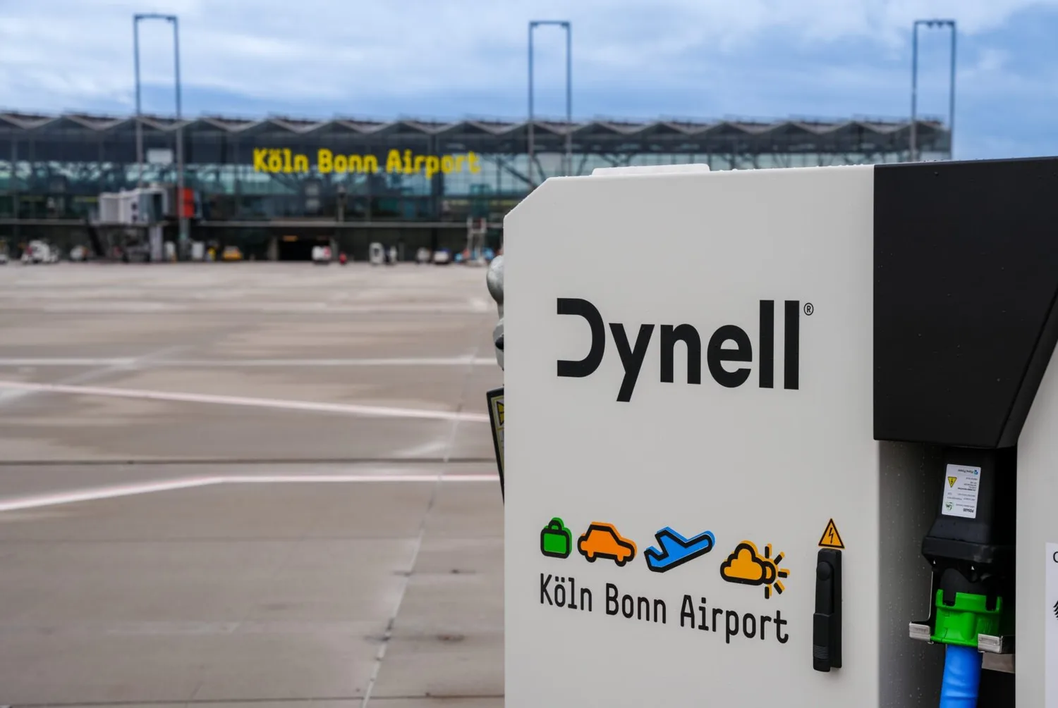 Elektroladegerät mit Dynell-Logo und Köln Bonn Airport Schriftzug auf Vorfeld, nachhaltiges Ladeprojekt am Flughafen Köln/Bonn