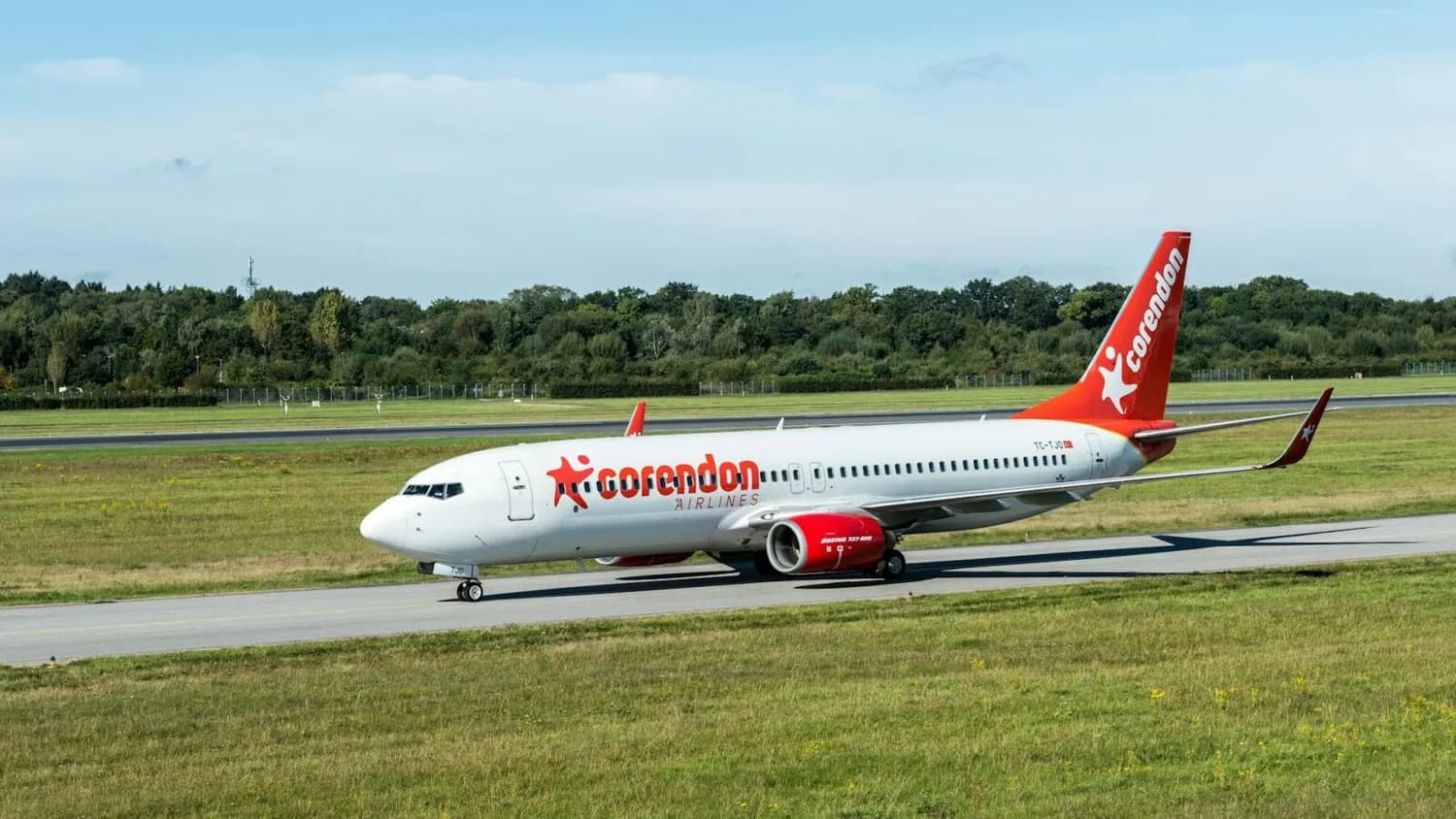 Corendon Airlines Boeing-Passagierflugzeug auf Rollfeld am Flughafen Bremen, rot-weißes Flugzeug bereit für Flug nach Kreta mit Park, Sleep & Fly-Angebot