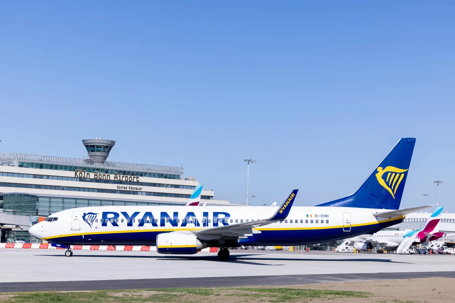 Ryanair Passagierflugzeug auf dem Vorfeld am Flughafen Köln/Bonn mit Terminal im Hintergrund, bereit für Flug nach Rimini