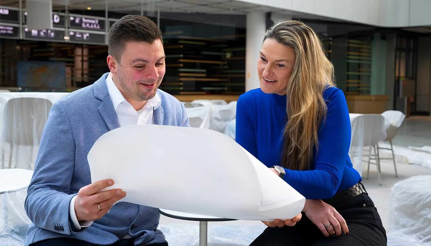 Zwischen Baufolie und Tageslicht wächst die Zukunft: Elke Haeffner wirft mit Markus Ganslmaier, Leiter Produktmanagement Retail & Service am Airport, einen Blick auf die Entwürfe eines der fünf großen Gastronomiebereiche im T1-Pier. Ein besonderer Moment, wenn aus Ideen Räume werden und man plötzlich mittendrin sitzt.