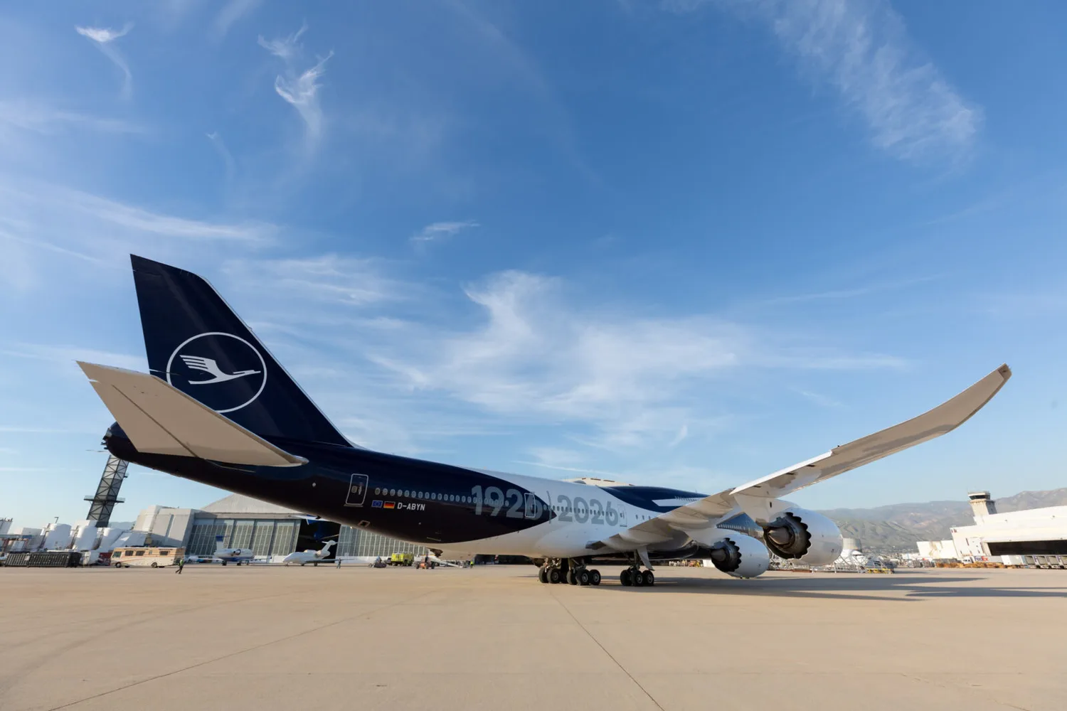Boeing Langstreckenflugzeug mit Lufthansa‑Logo am Rollfeld des Flughafens Frankfurt bei klarem Himmel