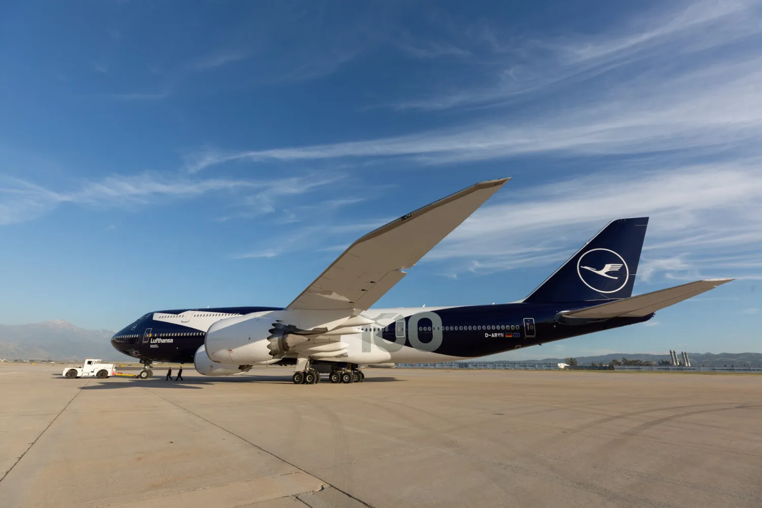 Lufthansa Boeing Langstreckenflugzeug mit dunklem Niedersachsen-Sonderdesign auf dem Rollfeld, Seitenansicht mit Tragfläche und Triebwerk sichtbar