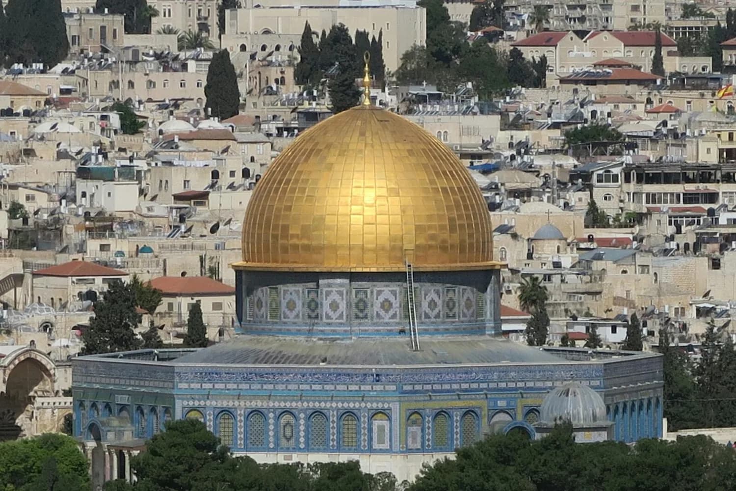 Felsendom mit goldener Kuppel vor dicht bebauter Altstadt in Jerusalem, Blick aus Flugrichtung Köln/Bonn nach Israel