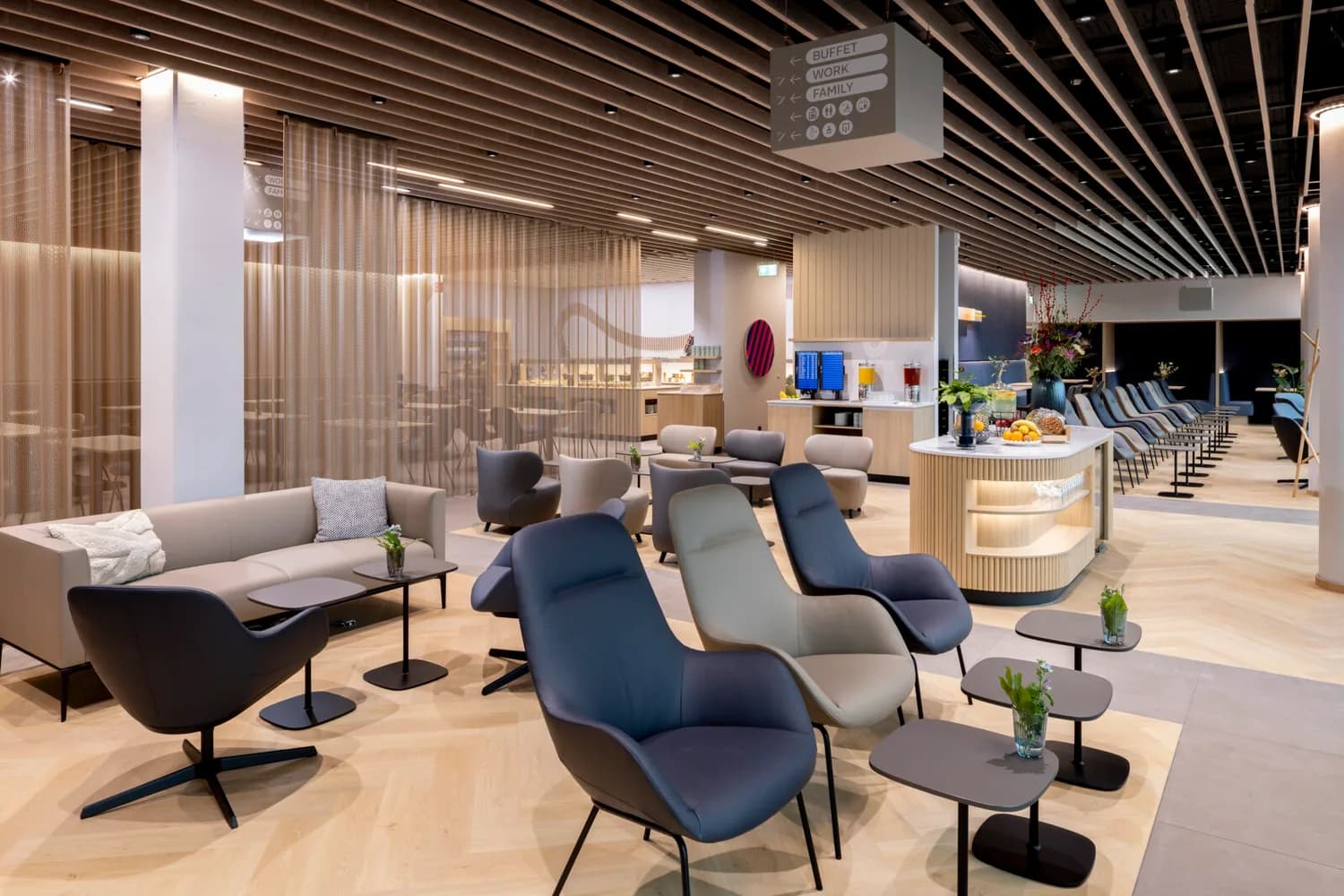 Moderne Flughafenlounge DUS RheinLounge Düsseldorf mit bequemen Sesseln, Sofas, Getränke- und Buffetbar sowie ruhigen Arbeits- und Wartebereichen