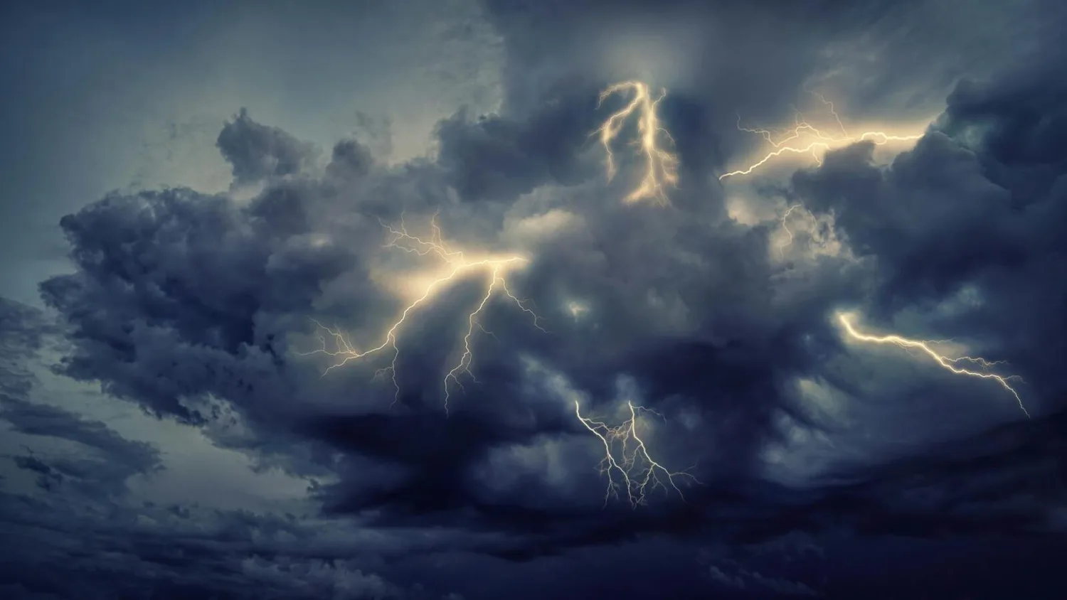 Gewitterwolken mit mehreren Blitzen, stürmische Luft und Turbulenz‑Szene passend zu IATA Turbulence Aware und Lufthansa
