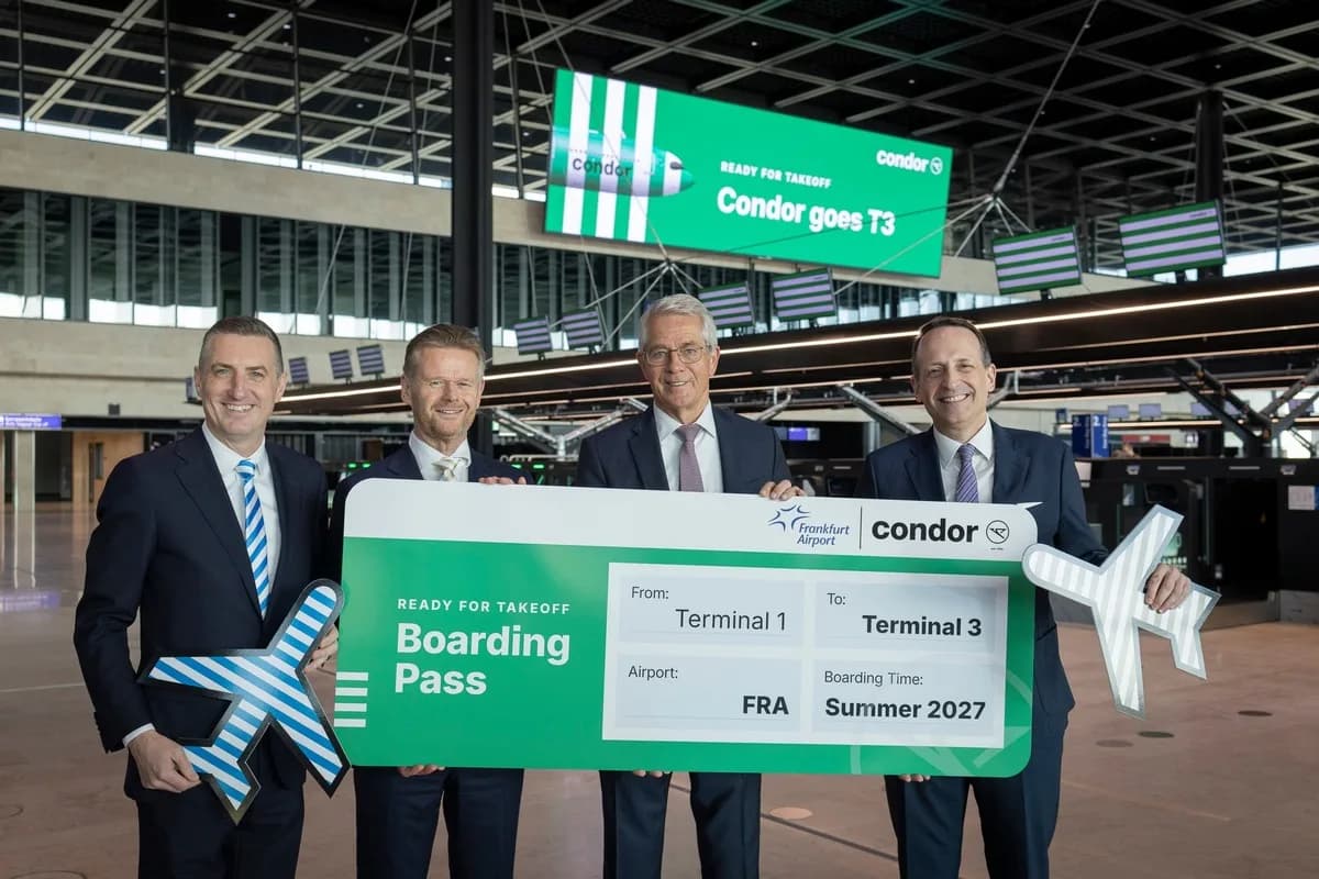 Vier Männer in Anzügen halten am Terminal 3 des Frankfurter Flughafens ein übergroßes grünes Boarding-Pass-Prop und Flieger-Symbole mit Condor-Branding zur Ankündigung des Umzugs nach Terminal 3