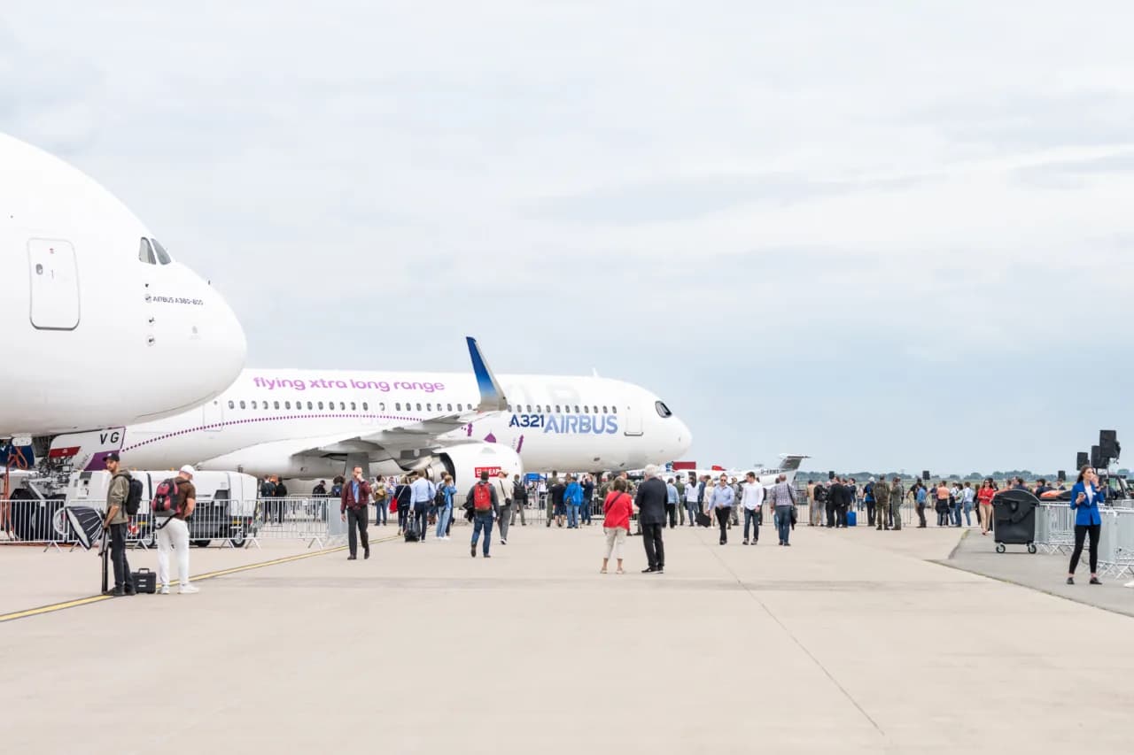 Großes Airbus A321 Flugzeug am Vorfeld mit Besuchern und Veranstaltungspublikum bei Luftfahrtmesse