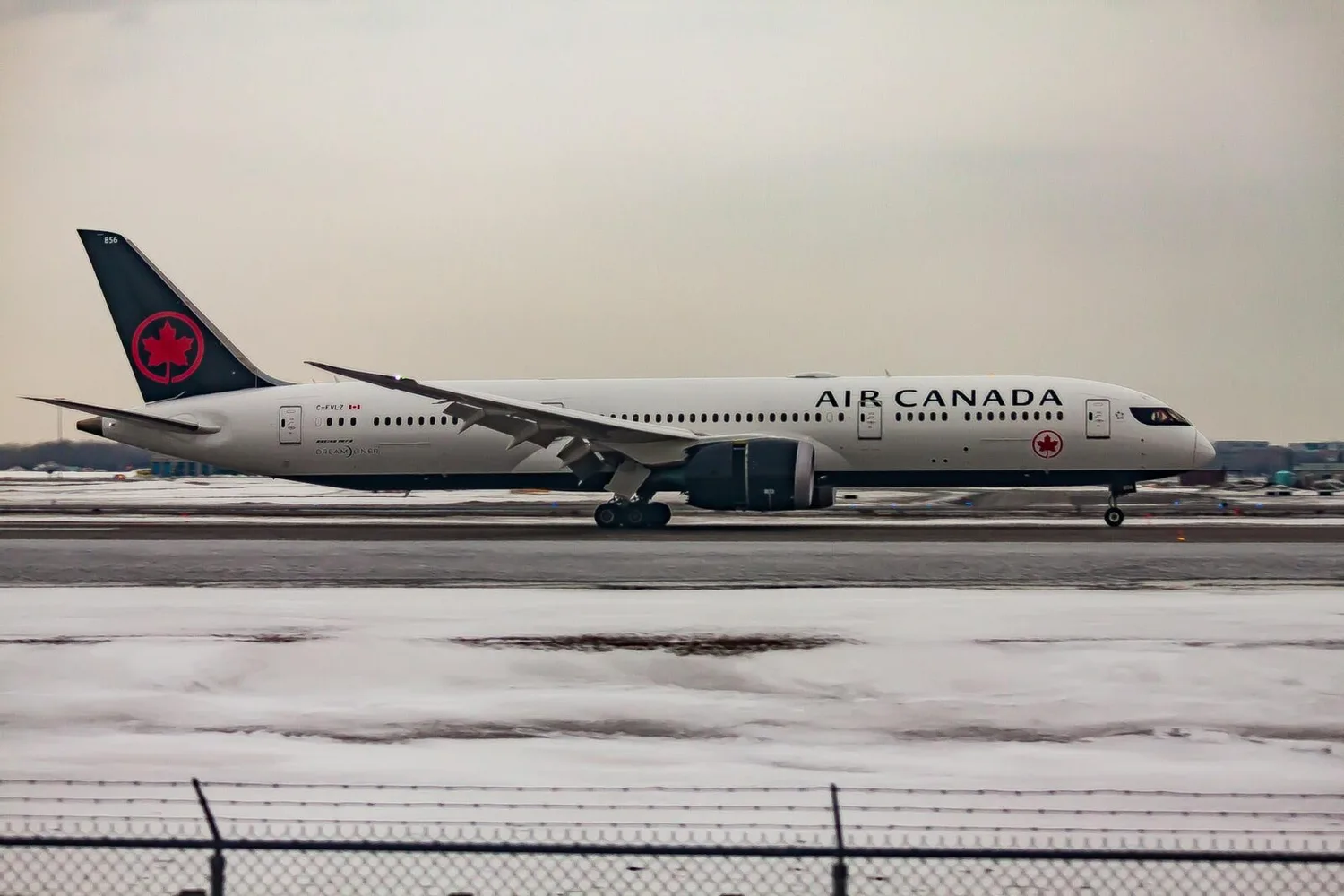 Air Canada Passagierflugzeug auf verschneiter Startbahn in Toronto bei enteister Flughafenbetrieb