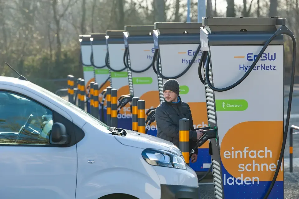 EnBW und Mitteldeutsche Flughafen AG etabliert das Laden am Flughafen Dresden 🚗⚡ (c) Bild MDF-Ag