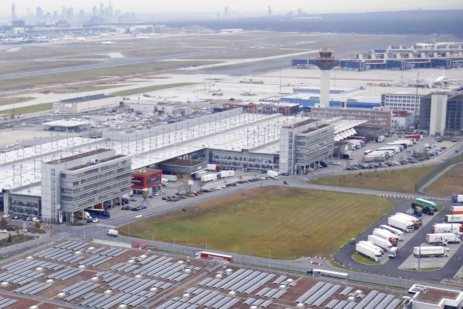 Fraport und Kühne+Nagel unterzeichnen Mietvertrag für neue Luftfrachthalle am Flughafen Frankfurt