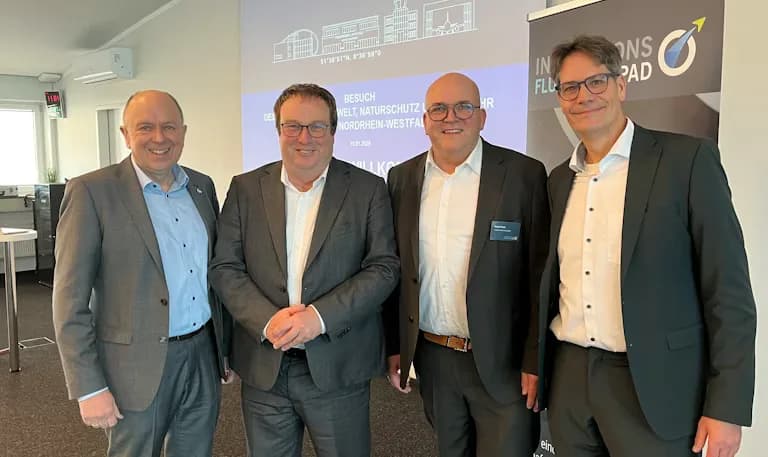 Beim Besuch am Flughafen Paderborn/Lippstadt (von links): Landrat Christoph Rüther, NRW-Verkehrsminister Oliver Krischer, Flughafen-Geschäftsführer Roland Hüser und Prof. Dr. René Fahr, Vizepräsident der Universität Paderborn.