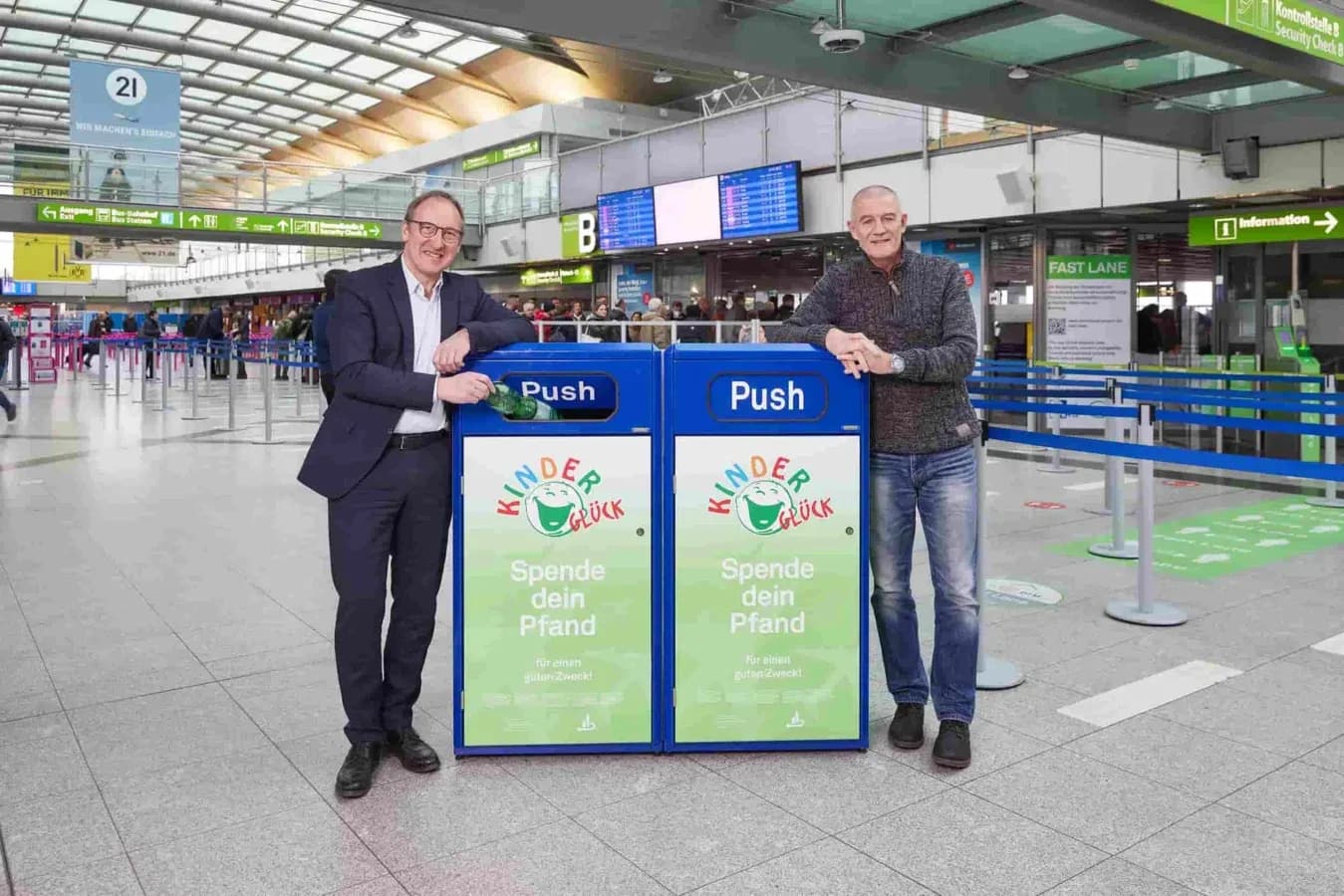 Pfandspendenbox im Terminal, Ludger van Bebber, Geschäftsführer Dortmund Airport, Bernd Krispin, Gründer Stiftung Kinderglück © Hans Juergen Landes