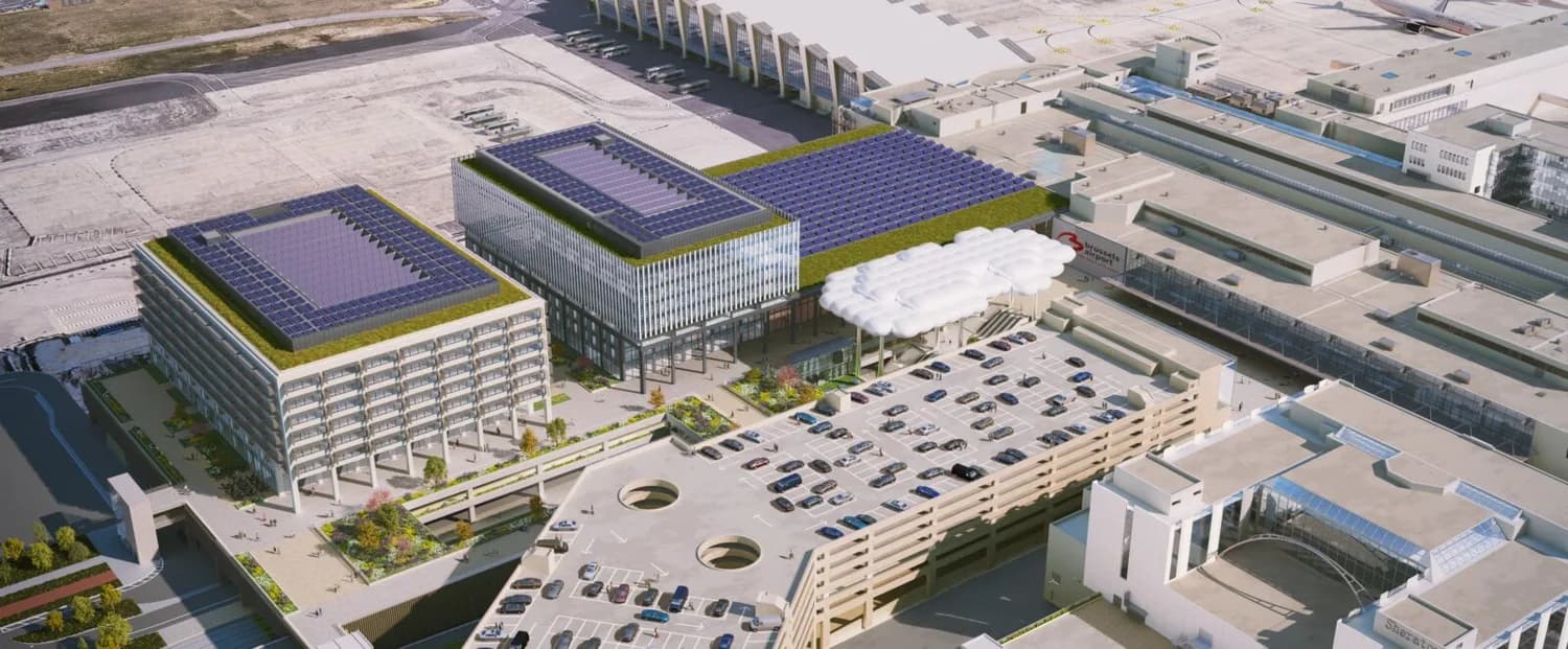 Luftaufnahme des Büro- und Terminalkomplexes am Brüssel Airport Hub mit begrünten Dächern, Solarpanelen und Parkdeck
