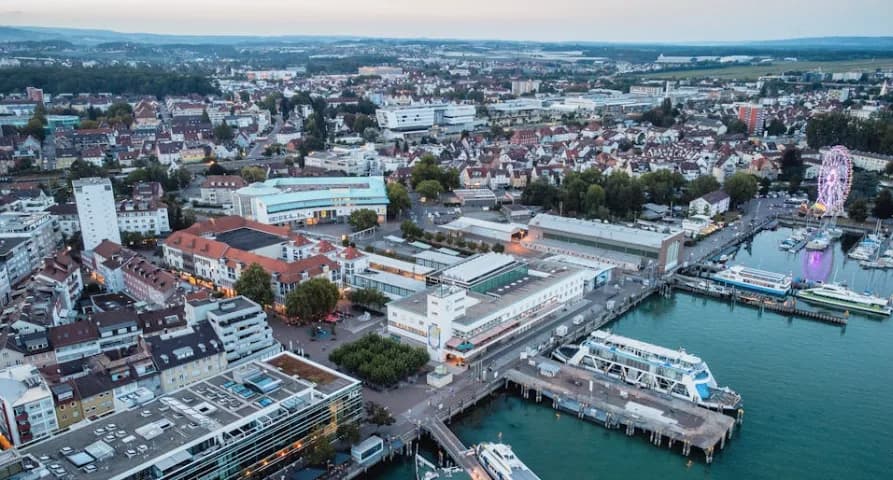Seit Januar 2026 können Reisende endlich wieder direkt zwischen Berlin Brandenburg (BER) und Friedrichshafen am Bodensee fliegen