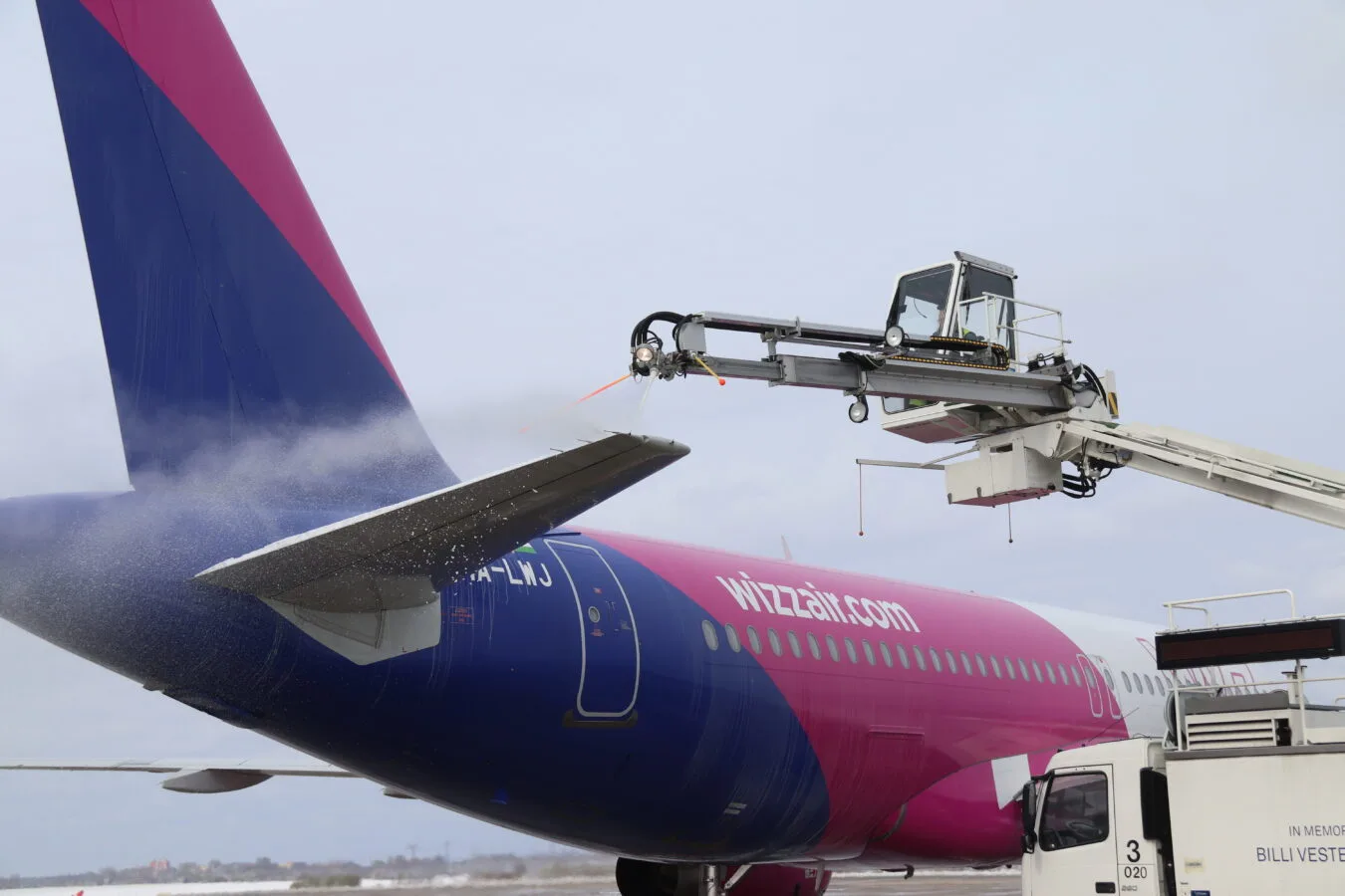 Flugzeugenteisung einer Wizz Air Maschine.
Quelle: Sascha Kamrau