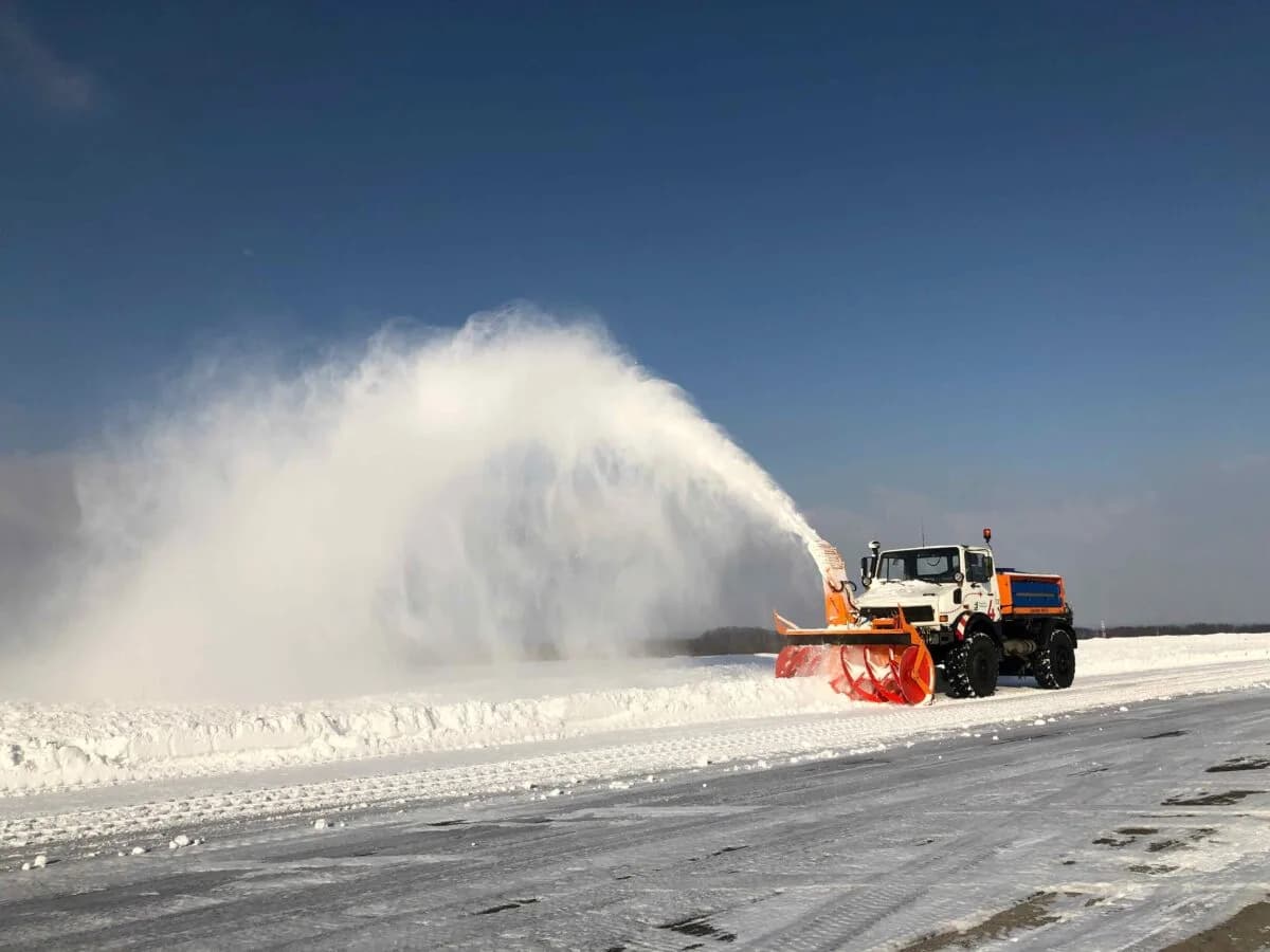 Winterdienst auf dem Vorfeld des Dortmund Airport.