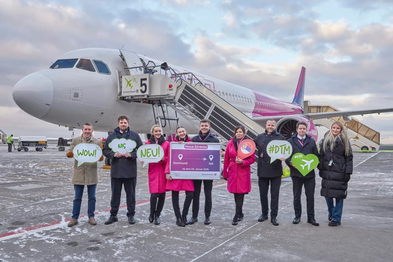 Dortmund Airport, Flugvorfeld Gate 4, 05.01.2026, Guido Miletic (Abteilungsleiter Airport Services + Marketing & Sales Dortmund Airport), Crew des Erstfluges, Carolin Rathmann (Pressesprecherin Dortmund Airport) // Quelle: HANS JÜRGEN LANDES