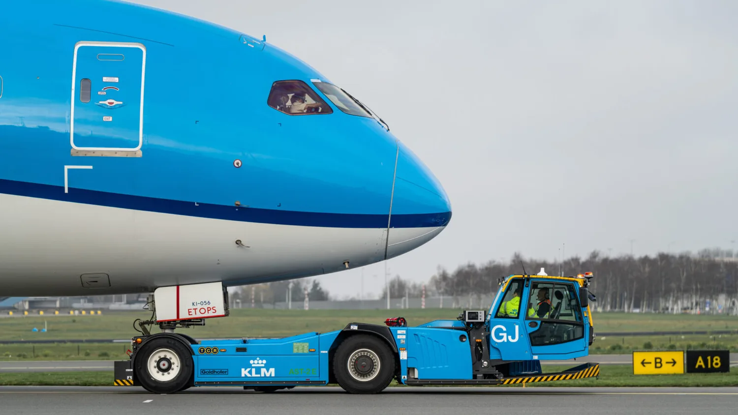 Am Flughafen Amsterdam Schiphol wurden die ersten neuen elektrischen Goldhofer Flugzeugschlepper vom Typ Phoenix AST2E in Betrieb genommen