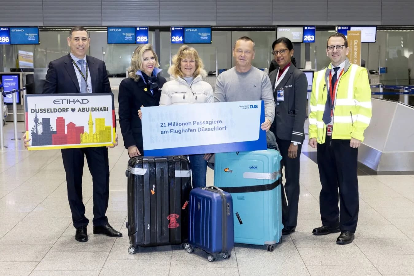Eine nachweihnachtliche Bescherung erlebte der 21-millionste Fluggast des Jahres: Dorit Golling wurde zusammen mit ihrem Ehemann Maik Golling von Mitarbeitenden des Flughafens Düsseldorf und der Etihad Airways überrascht. Foto: Flughafen Düsseldorf / Andreas Wiese