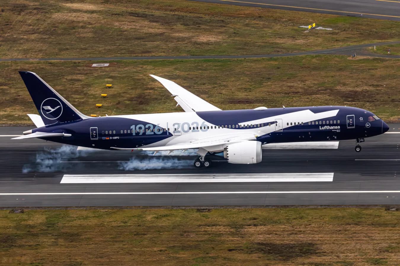 Die nagelneue Boeing 787-9 „Berlin“ ist das erste von sechs Flugzeugen, die anlässlich des 100-jährigen Bestehens der Airline eine spezielle Sonderlackierung tragen