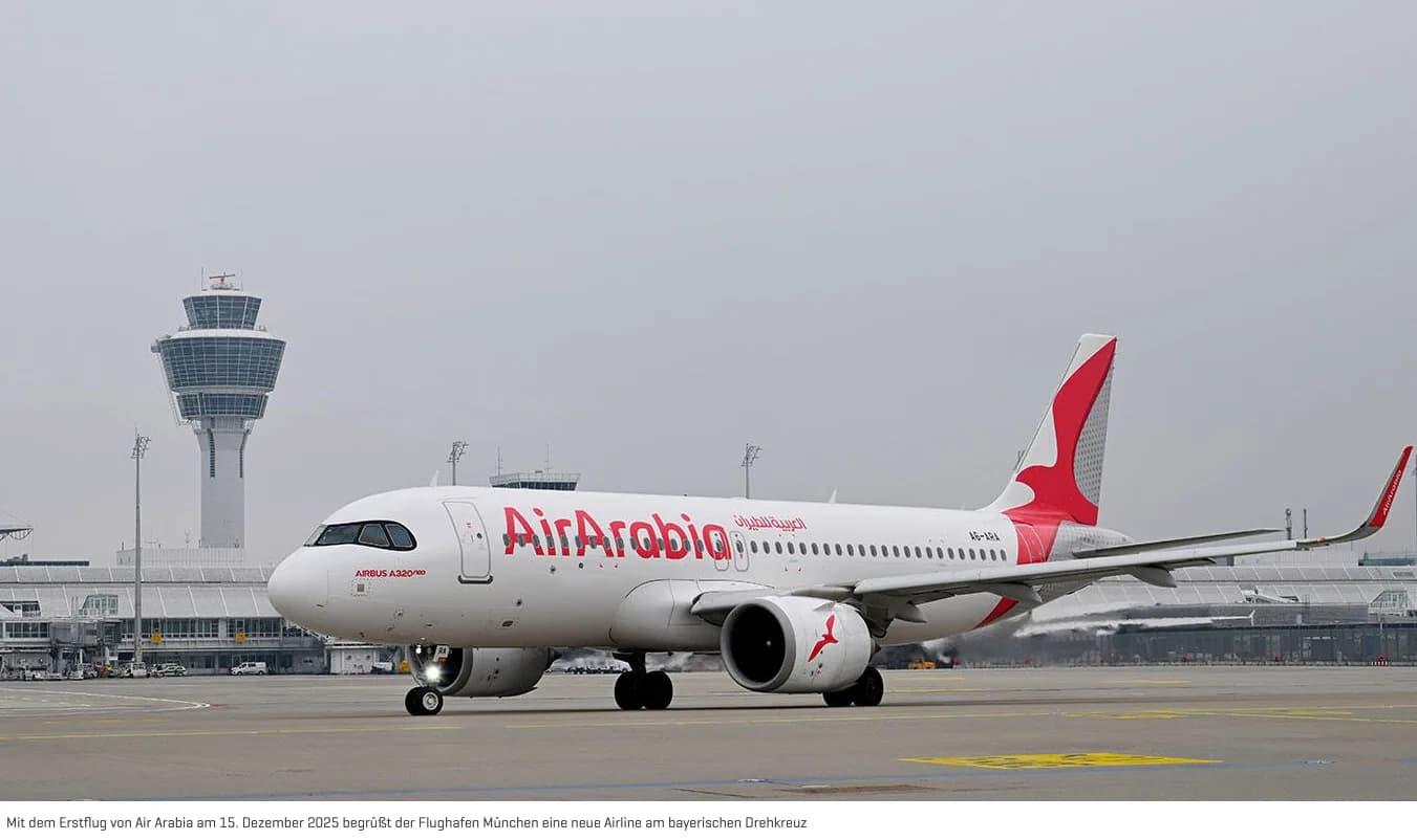 Air Arabia Airbus A320neo am Flughafen München mit Tower im Hintergrund, Taxiway und Terminal