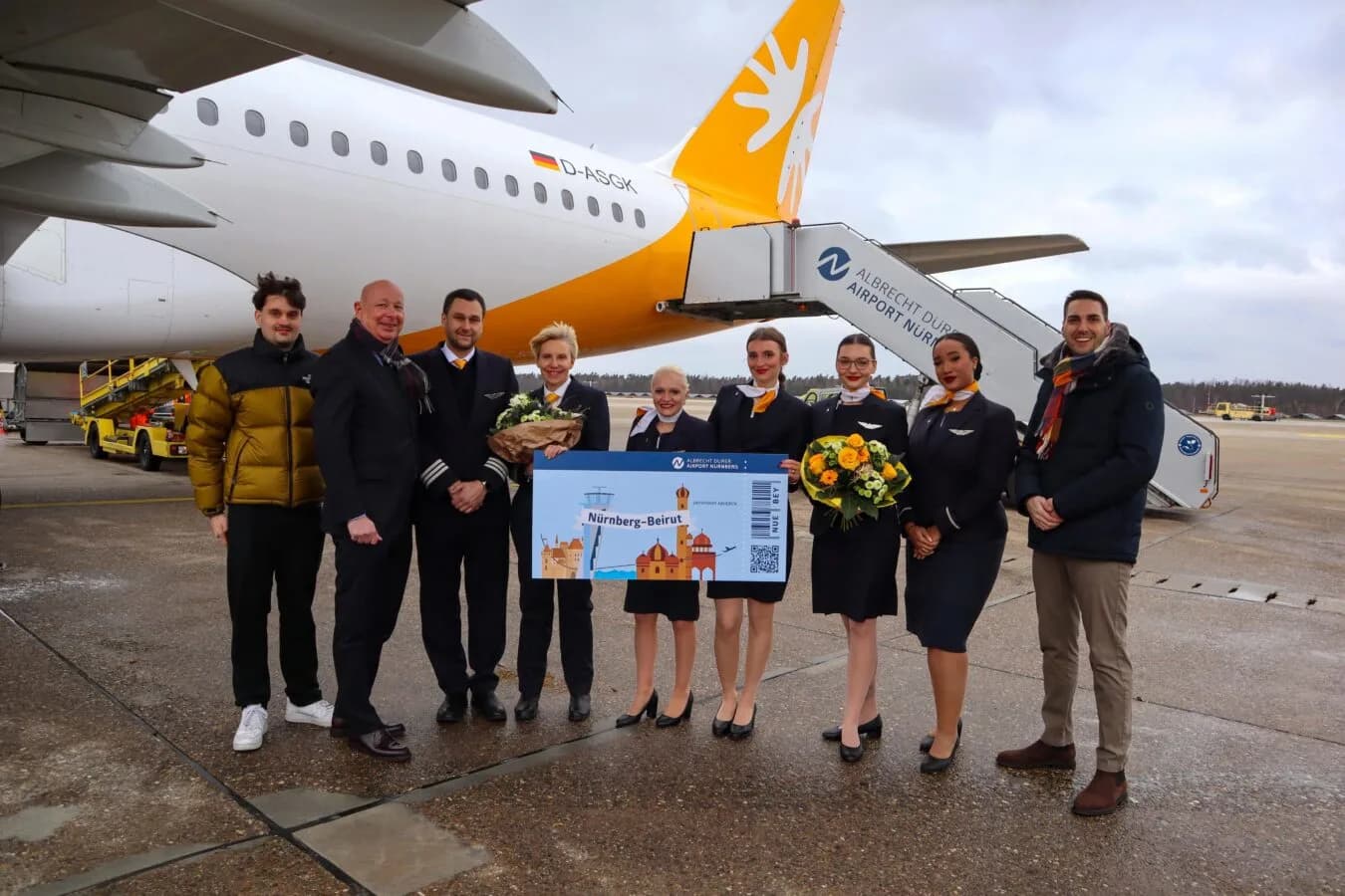 Die Sundair-Crew freut sich auf die ersten Passagiere: Jan C. Bruns, Geschäftsführer der Abfertigungstochter AirPart (2. v.l.), Pressesprecher Christian Albrecht (r.), Felix Tischner vom Aviation Vertrieb (l.) mit dem Sundair-Team. Foto: Jan Beinßen / Airport Nürnberg