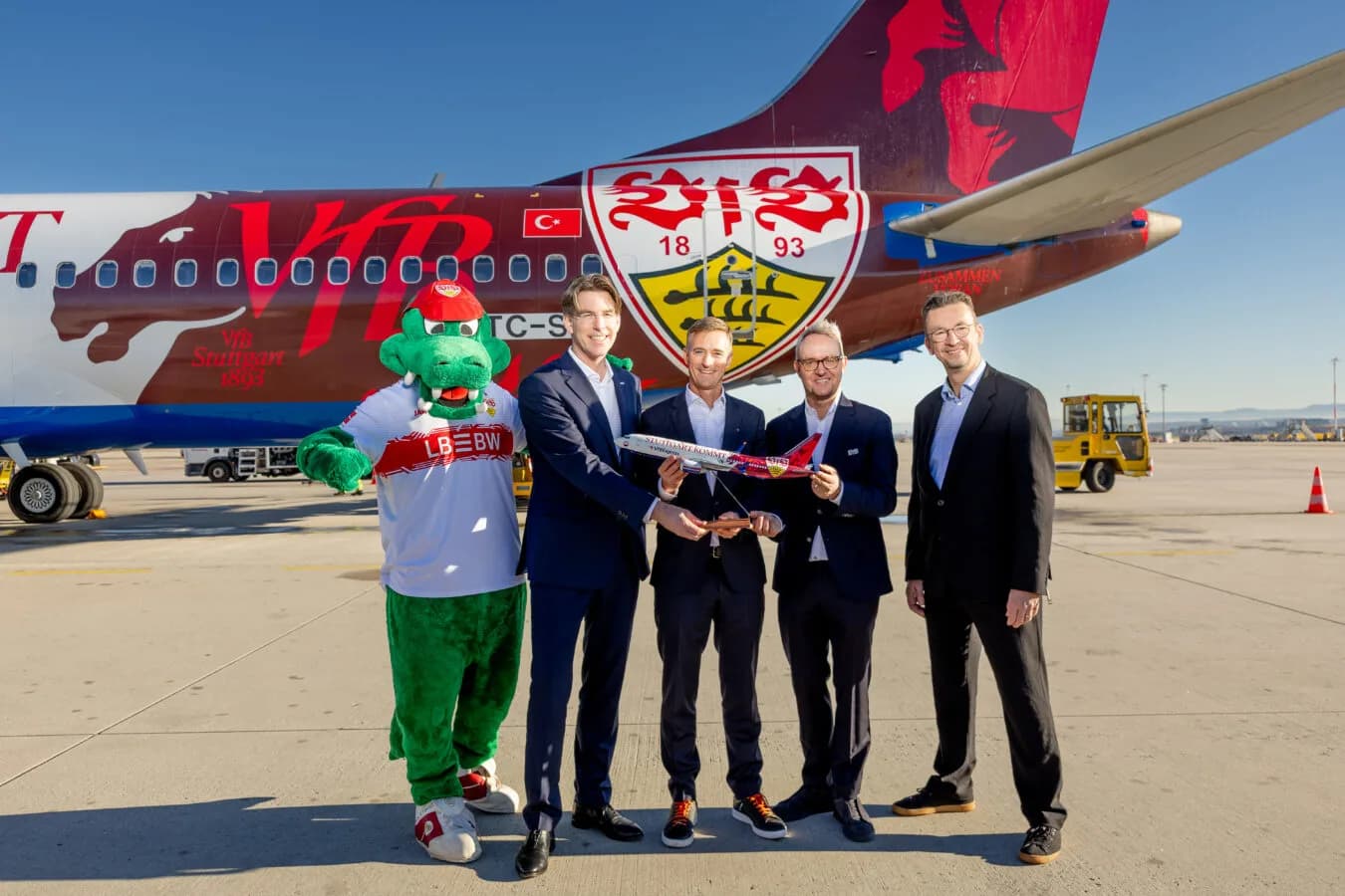 Stuttgart hebt ab: Der VfBExpress feiert seine Premiere am Flughafen STR ✈️