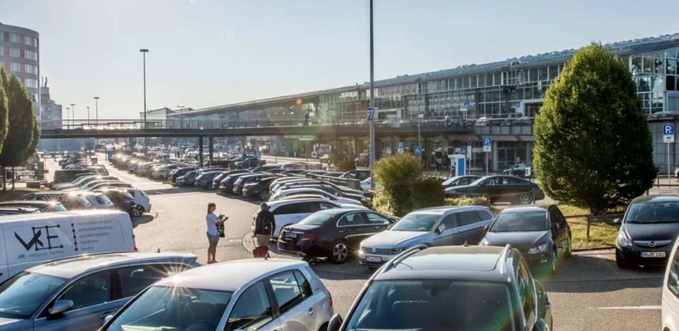 Stählerne Fußgängerbrücke, die vom oberen Deck des Parkplatz P5 direkt hinüber zum Terminal 1 führt, muss aktuell saniert werden