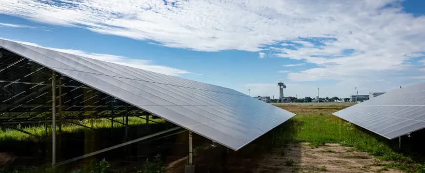 Sonnenkraftwerk Flughafen Nuernberg Parksleepfly