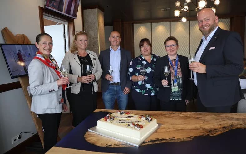 v. l. n. r.: Barbara Horner, Dir. Bettina Ganghofer, MA, Mag. Stephan Moser, Tanja Lipold, Renate Beisteiner und Bernhard Wodl stoßen auf 10 Jahre Businesslounge am Salzburg Airport an
