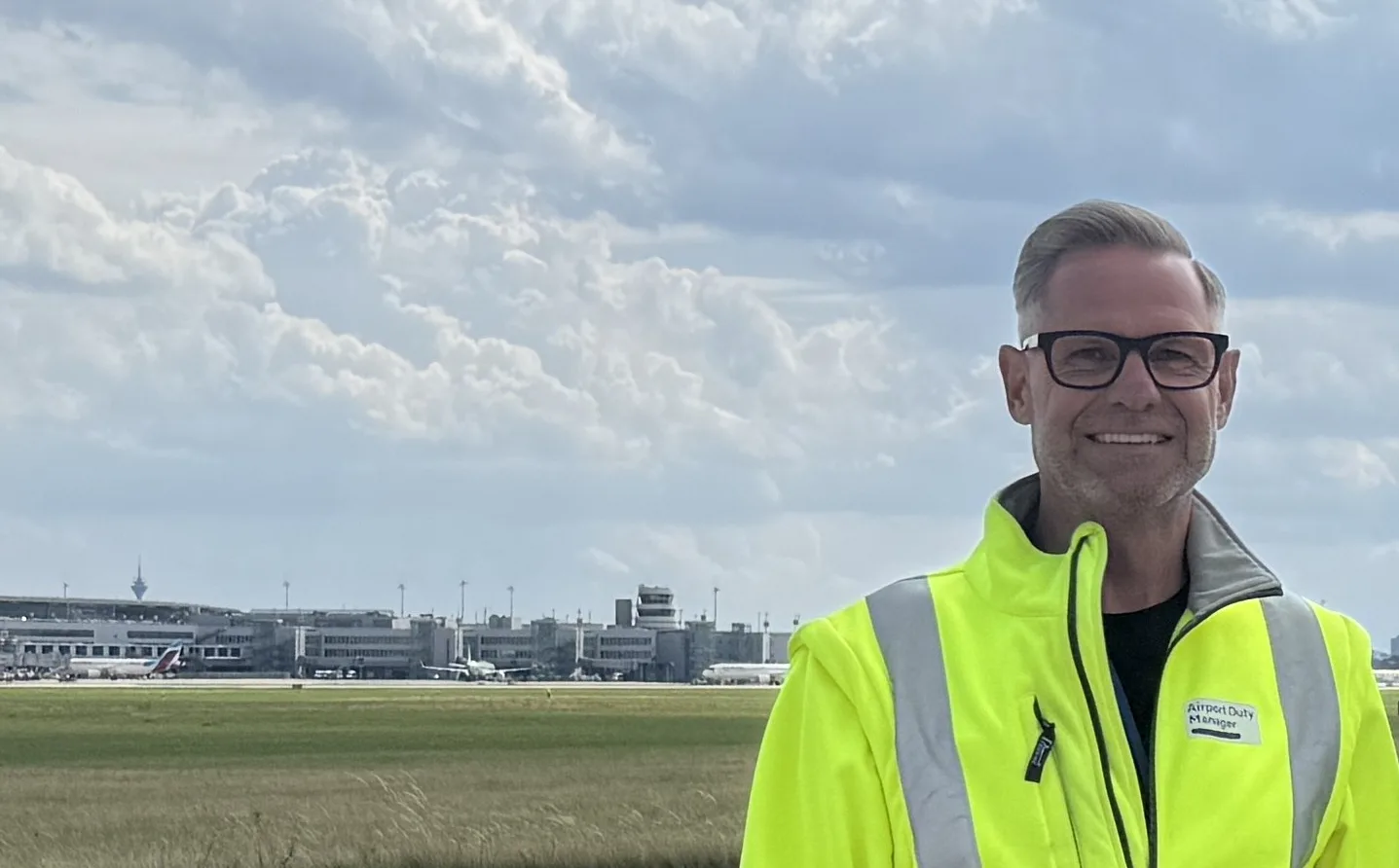 Christoph Müller hat das Wetter im Blick. Die neuen Sensoren liefern den Airport Duty Managern am Flughafen Düsseldorf verlässliche Echtzeitdaten bei Wetterlagen mit Blitzgefahr. Foto: Flughafen Düsseldorf