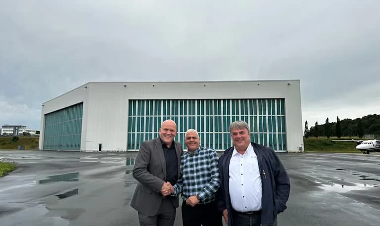 Nachhaltige Vermietung der großen Werfthalle (von links): Roland Hüser (Geschäftsführer Flughafen Paderborn/Lippstadt), Joe Yakub (Head of Operations Altitude Paint Services) und Andreas Ossenkopf (General Manager Altitude Paint Services).