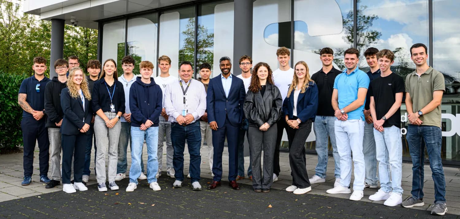Pradeep Pinakatt, Geschäftsführer und Arbeitsdirektor des Düsseldorfer Airports, hat heute gemeinsam mit dem Betriebsratsvorsitzenden Thomas Klima 19 neue Azubis und duale Studenten am Düsseldorfer Airport begrüßt. (Foto: Flughafen Düsseldorf / Frederic Scheidemann).