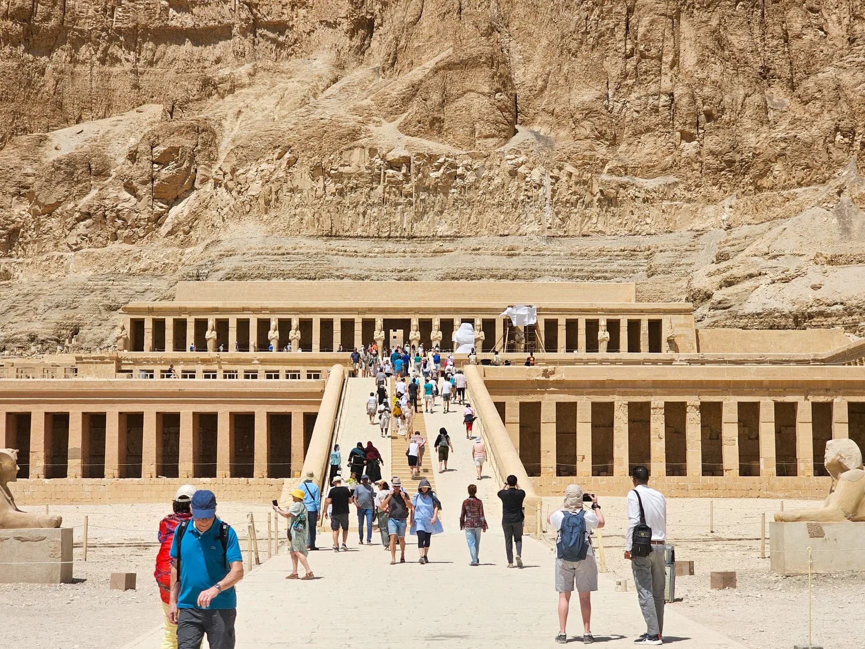 Besucher auf einer Rampe vor dem in den Felsen gebauten Hatschepsut-Tempel in Ägypten