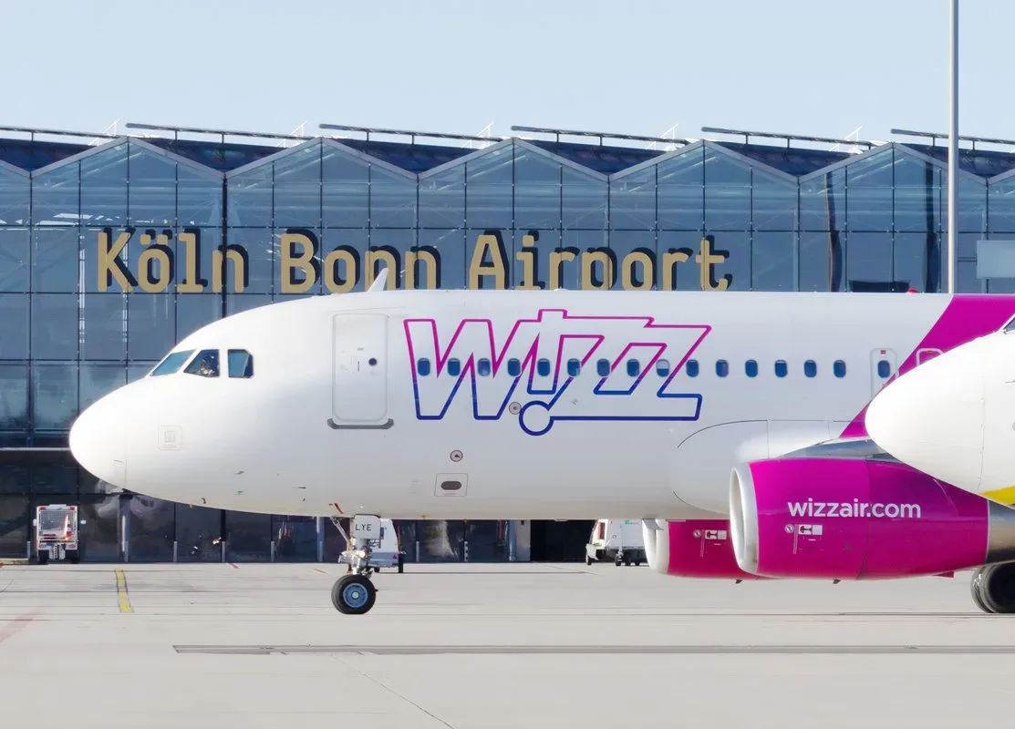 Wizz-Air-Flugzeug rollt auf dem Vorfeld vor dem Terminal des Köln Bonn Airport