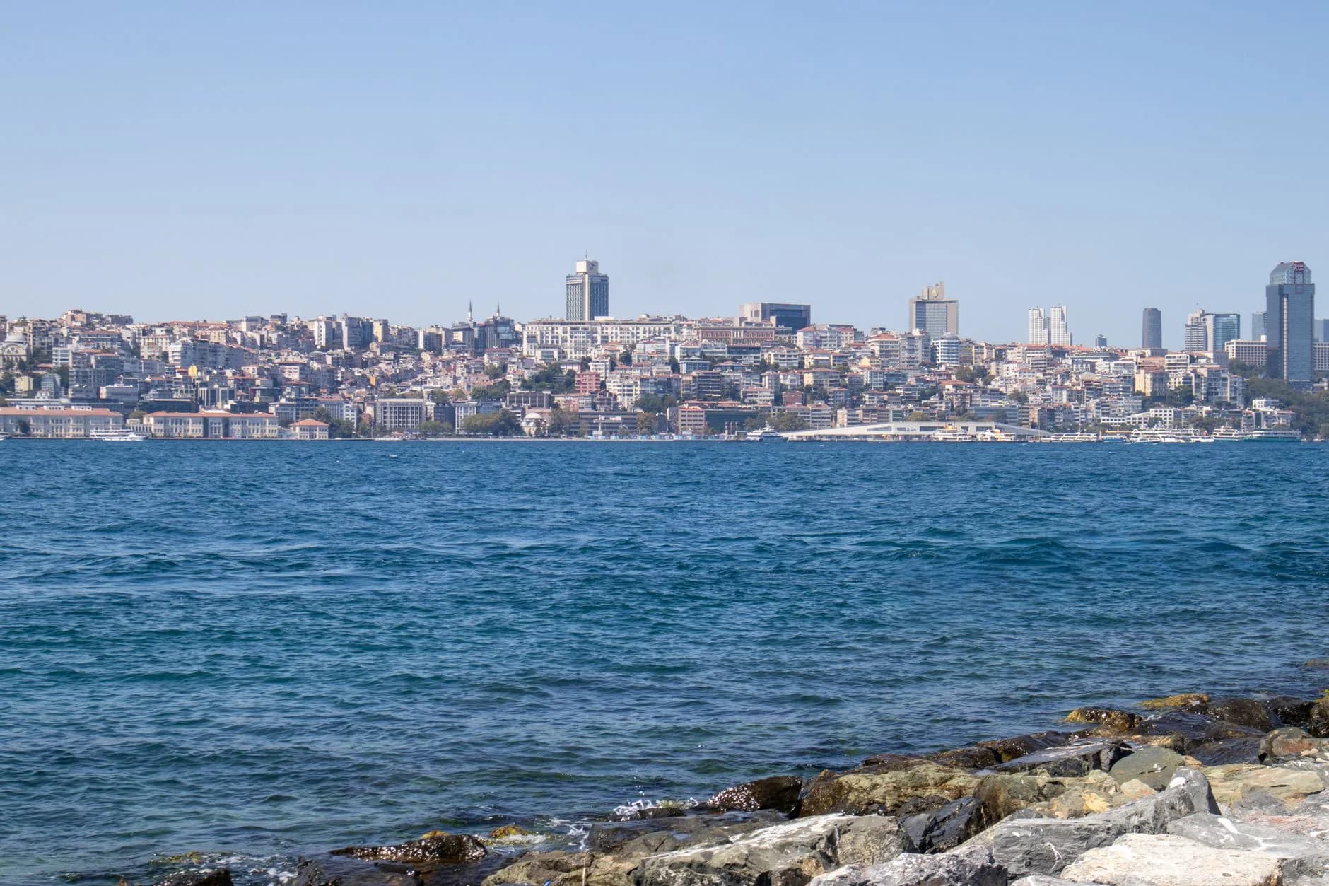 Blick über den Bosporus auf die Skyline von Istanbul mit dichter Bebauung und Hochhäusern unter klarem Himmel