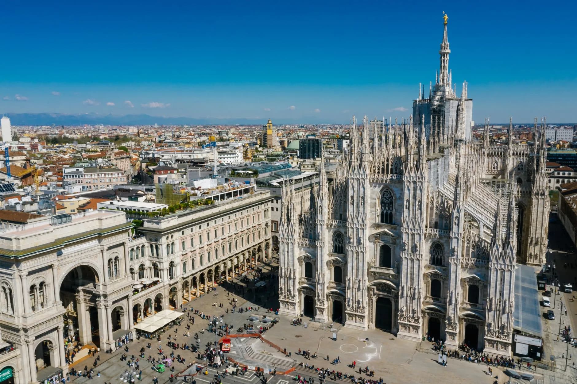 Luftaufnahme des Mailänder Doms mit gotischen Türmen, angrenzender Piazza und Galleria Vittorio Emanuele II