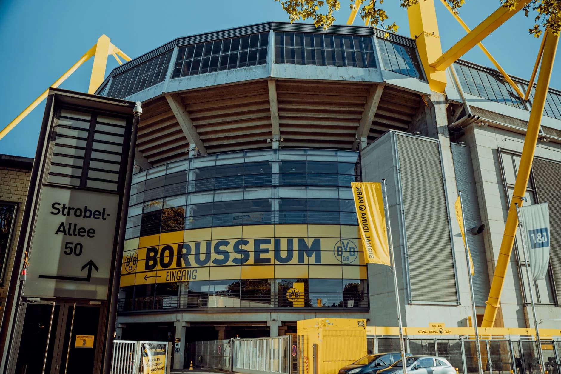 Eingang des Borusseum mit gelb-schwarzer Fassade am Signal Iduna Park in Dortmund