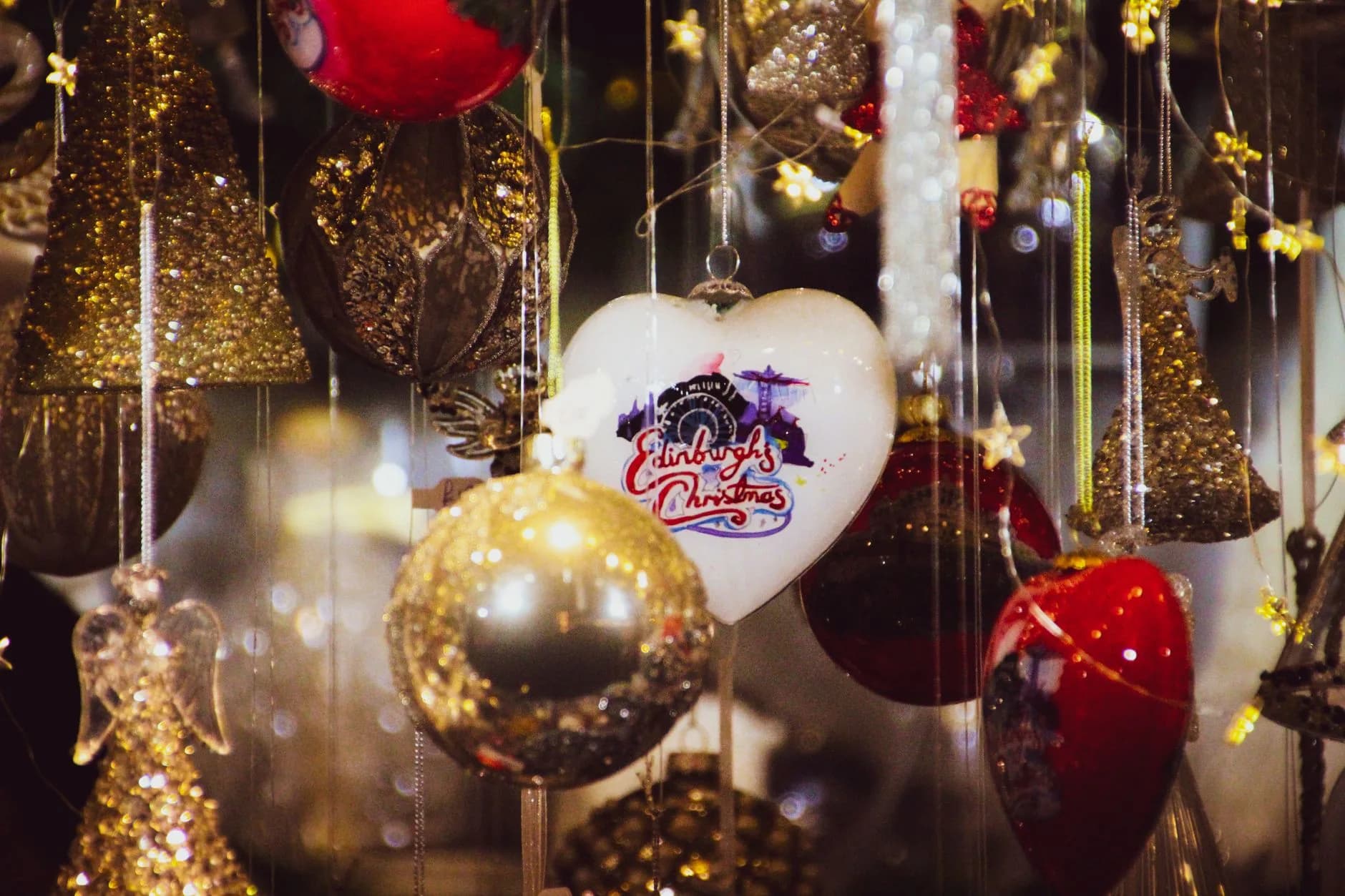 Hängender Weihnachtsschmuck mit Herz-Ornament, goldenen Kugeln und roten Herzen, Schriftzug Edinburgh's Christmas