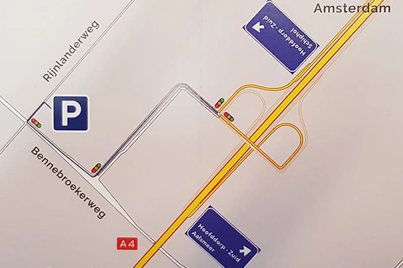 Stilisierte Straßenkarte mit blauem Park‑P, Straßen (Bennebroekerweg, Rijnlanderweg), Ampelsymbolen, A4‑Markierung und blauen Richtungstafeln