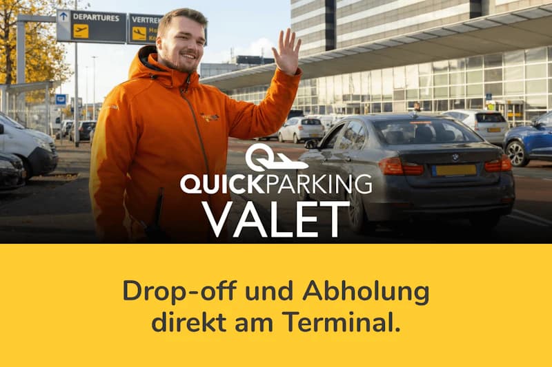 Mitarbeiter in orange Jacke winkt neben grauem Auto vor Terminal mit Abflug-Schild und QuickParking Valet Schriftzug.