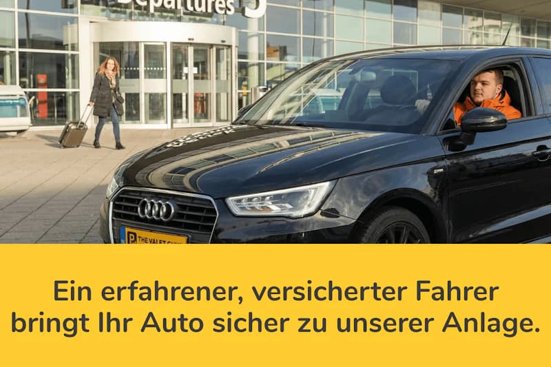 Schwarzer Audi mit Fahrer vor Abflugbereich eines Flughafens, Reisende mit Koffer im Hintergrund.