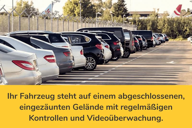 Reihe geparkter Autos auf eingezäuntem Parkplatz am Flughafen, im Hintergrund Flugzeughecks und gelber Textbanner.