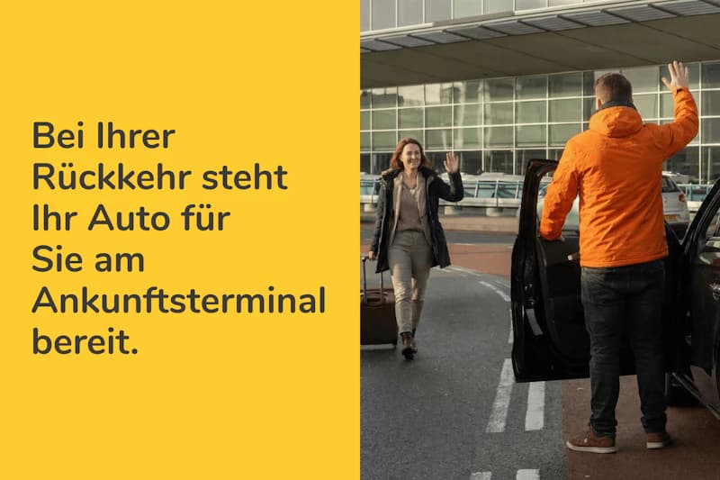 Frau mit Koffer winkt am Terminal einem Mann in orange Jacke neben offenem Auto.