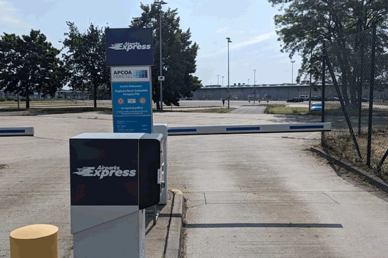 Schranke und Zahlstelle mit Airparks Express Logo, Informationssäule mit APCOA Parking, leerer Parkplatz am Flughafen Berlin Brandenburg.