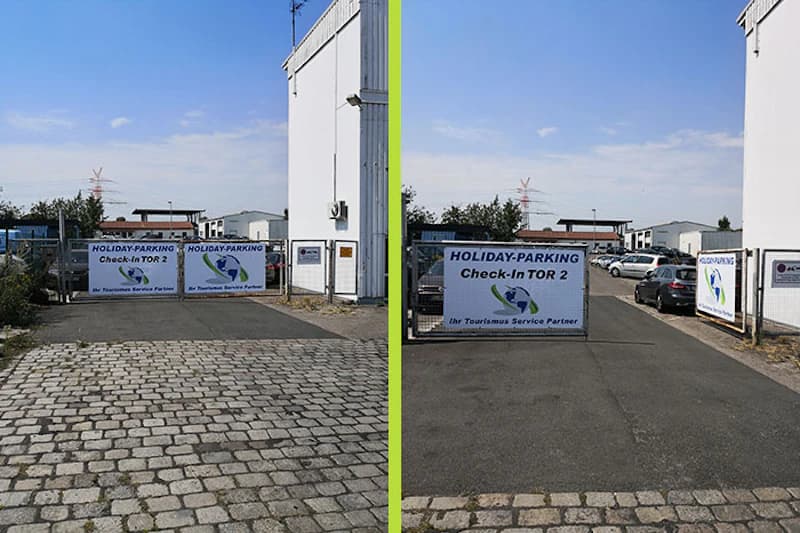 Einfahrt mit geschlossenem Tor und Bannern Holiday-PARKING Check-In TOR 2, Pflasterweg, Gebäude und parkende Autos.