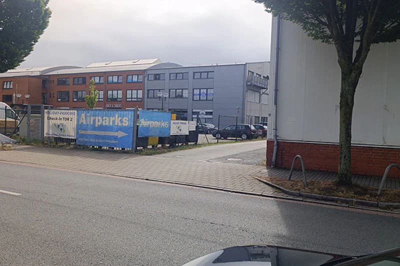 Weißes Airparks-Logo auf dunkelblauem Banner mit Slogan Einfach besser parken und Ortsname Bremen.