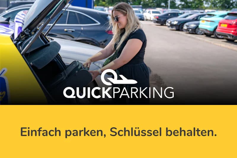 Frau stellt Koffer in geöffneten Kofferraum auf einem Parkplatz, mehrere Fahrzeuge im Hintergrund, QuickParking-Logo überlagert.