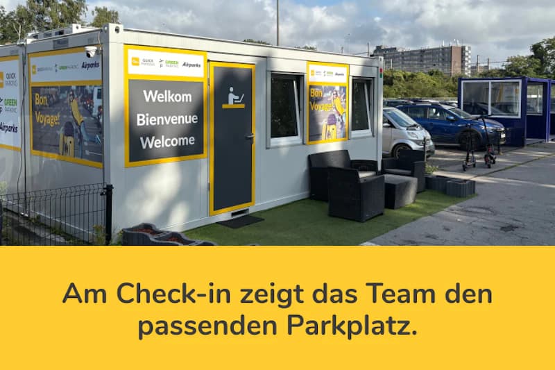 Mobiler Check-in-Pavillon mit mehrsprachiger Willkommenstafel und Sitzbereich auf einem Parkplatz.